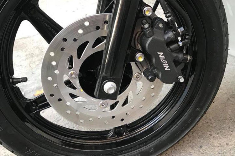 Xe được trang bị phuộc trước dạng ống lồng, sau lò xo trụ. Mâm xe thiết kế dạng 5 chấu sơn đen, phanh đĩa cũng được trang bị cho cả hai bánh.