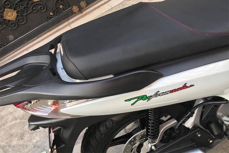 Các chi tiết ở ngoại hình chiếc xe vẫn còn khá nguyên bản, từ dàn nhựa, yên xe cho đến các chi tiết khác như tay xách phía sau, giá để chân và dè...