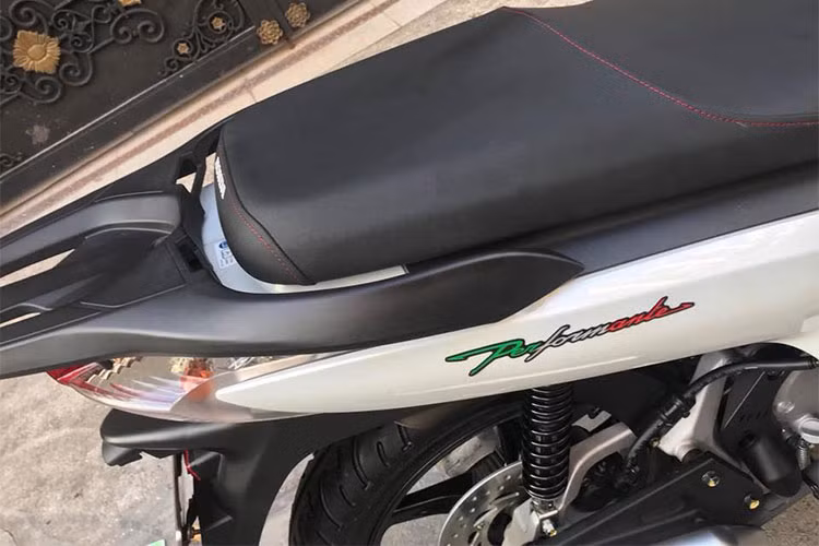 Các chi tiết ở ngoại hình chiếc xe vẫn còn khá nguyên bản, từ dàn nhựa, yên xe cho đến các chi tiết khác như tay xách phía sau, giá để chân và dè...