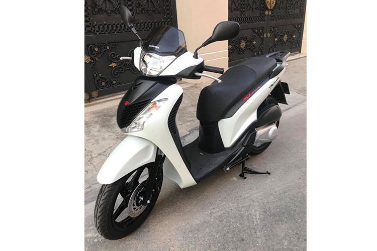 Ra đời cách đây hơn 30 năm, mẫu xe máy tay ga của Honda đã trải qua nhiều thế hệ khác nhau, nhưng cho đến ngày nay sức hấp dẫn của SH vẫn chưa giảm. Đặc biệt nhất, những chiếc xe ga Honda SH 150 nhập khẩu vẫn thu hút sự quan tâm của nhiều người dùng, đặc biệt là giới trẻ Việt.