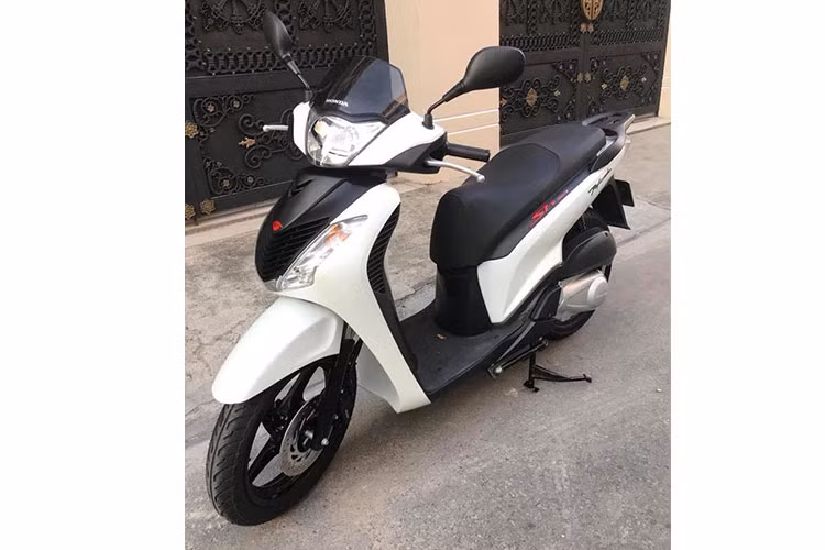 Ra đời cách đây hơn 30 năm, mẫu xe máy tay ga của Honda đã trải qua nhiều thế hệ khác nhau, nhưng cho đến ngày nay sức hấp dẫn của SH vẫn chưa giảm. Đặc biệt nhất, những chiếc xe ga Honda SH 150 nhập khẩu vẫn thu hút sự quan tâm của nhiều người dùng, đặc biệt là giới trẻ Việt.