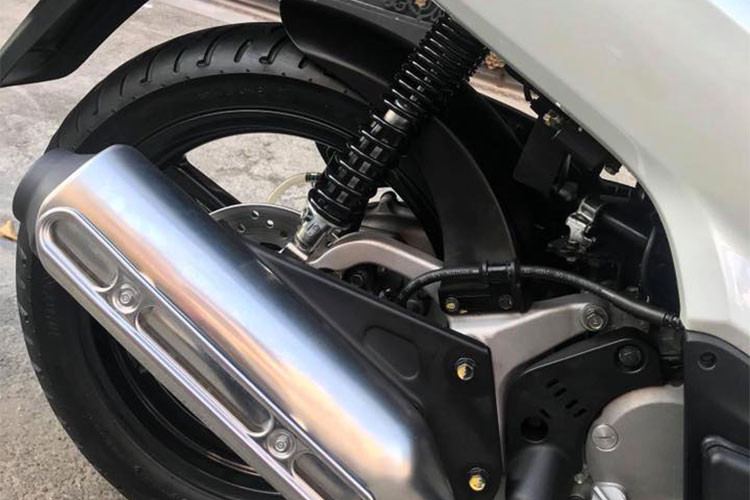 Hệ thống ống xả của Honda SH150i nhập cũ có kiểu dáng khá đơn giản, với tấm ốp bên ngoài bằng kim loại sáng mờ. Xe sử dụng khối động cơ phun xăng điện tử Fi 149cc, tuy nhiên mức độ tiết kiệm nhiên liệu thì khá bất ổn khi tiêu tốn 1 lít xăng cho quãng đường trên dưới 37 km.