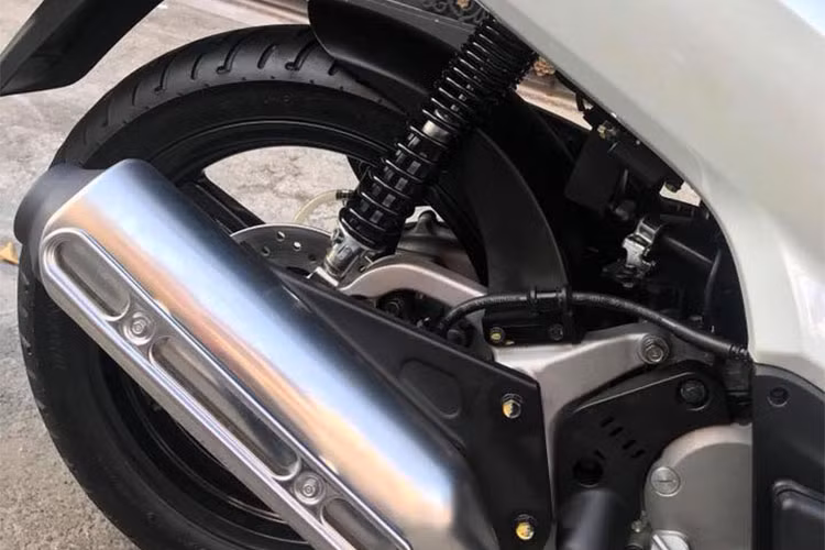 Hệ thống ống xả của Honda SH150i nhập cũ có kiểu dáng khá đơn giản, với tấm ốp bên ngoài bằng kim loại sáng mờ. Xe sử dụng khối động cơ phun xăng điện tử Fi 149cc, tuy nhiên mức độ tiết kiệm nhiên liệu thì khá bất ổn khi tiêu tốn 1 lít xăng cho quãng đường trên dưới 37 km.