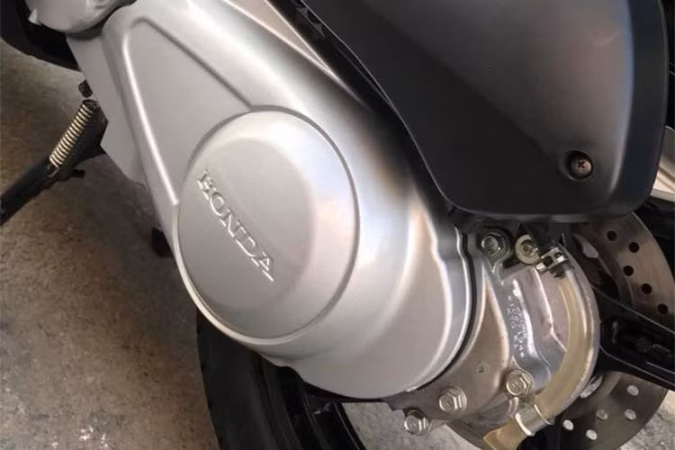 Trước đây, trên một một số trang mua bán xe máy cũ cũng có nhiều mẫu xe ga Honda SH nhập khẩu mang "biển khủng" được một chủ nhân "chào hàng" nhưng với các mức giá khác nhau, có những chiếc thậm chí giá lên đến gần 1 tỷ đồng - do sở hữu biển số độc đáo và "hiếm".