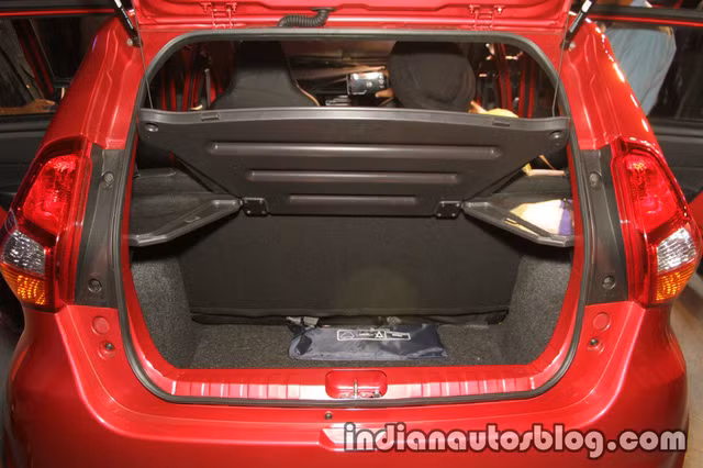 Tuy nhiên, nhờ có độ dài trục cơ sở lớn hơn Renault Kwid nên Redi-Go có không gian nội thất khá thoải mái. Các tiện ích của xe như hệ thống kết nối Bluetooth, màn hình lcd đa phương tiện, bản đồ... sẽ được bán kèm theo nếu các khách hàng có nhu cầu nâng cấp chiếc xe cỡ nhỏ này.