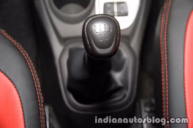 Được chia sẻ động cơ với Renault Kwid 1.0L, chính vì vậy động cơ của Datsun Redi-Go 1.0L 2017 là máy xăng 3 xy-lanh, dung tích 1.0 lít với công suất tối đa 68 mã lực tại vòng tua máy 5.500 vòng/phút và mô-men xoắn cực đại 91 Nm tại vòng tua máy 4.250 vòng/phút. Động cơ kết hợp với hộp số sàn tiêu chuẩn. Không hề có tùy chọn hộp số tự động.