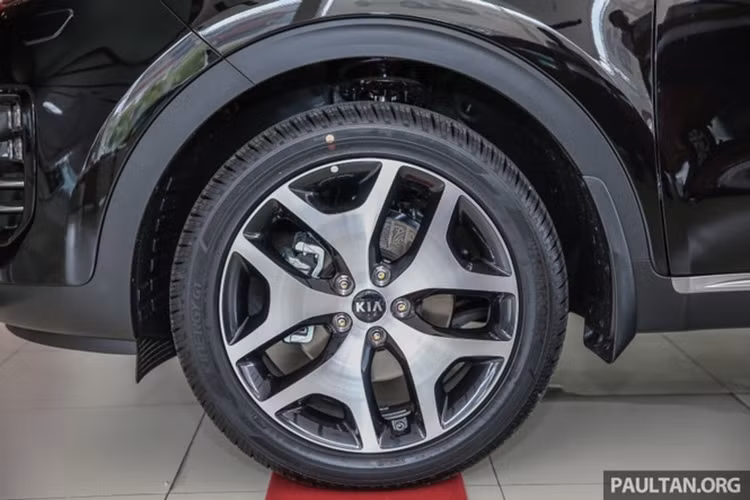 Xe được trang bị hệ thống treo mới với vành hợp kim đa chấu cách điệu kích thước 19 inch và lốp thể thao Hankook kích thước lớn 245/45.