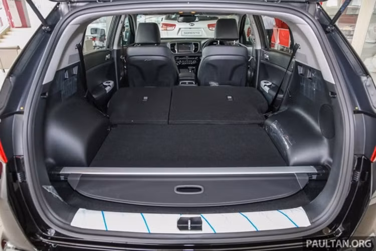 Trang bị an toàn trên xe gồm phanh tay điện tử, 6 túi khí. Bên cạnh đó là hàng loạt tính năng như hệ thống ổn định thân xe VSM, phanh ABS, cảm biến trước và camera lùi, hỗ trợ leo dốc HAV và đổ đèo DBC, kiểm soát vô lăng điện tử, cảm biến cảnh báo điểm mù... Với kích thước được gia tăng, khoang hành lý cũng tăng từ thể tích từ 465 lít lên 503 lít.