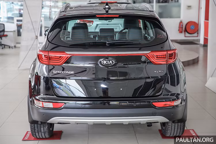 Phía sau xe đơn giản nhưng tinh tế với cặp đèn hậu thể thao LED, ăng-ten kiểu vây cá mập, cánh hướng gió, đèn báo lùi và đèn báo rẽ hiện đại. Nhìn tổng thể, Kia Sportage 2016 sở hữu dáng dấp gọn gàng nhưng sắc sảo, cá tính hơn. Đèn hậu được "nối" với nhau bởi một dải chrome sử dụng công nghệ LED với những dải ánh sáng màu hình chữ U.
