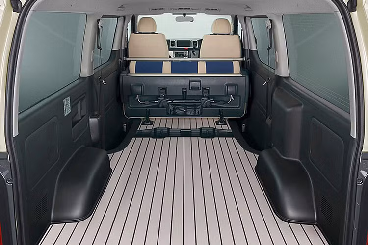 Chưa hết, hãng xe ôtô Toyota còn trang bị thêm cả giường ngủ dành cho những chuyến dã ngoại qua đêm. Bên trong nội thất, xe sử dụng ghế nỉ kết hợp với vải sợi đan (Tricot) hai tông màu ”ton sur ton” với ngoại thất.