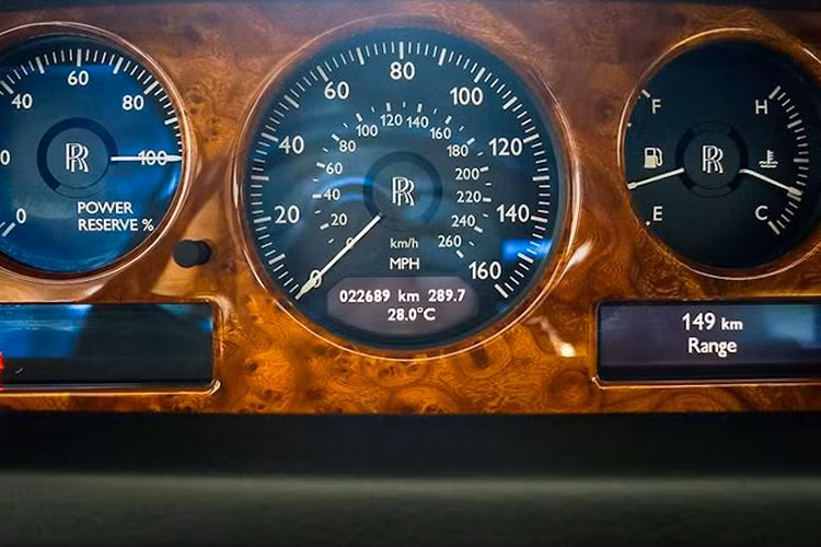 Những trang bị, công nghệ và sức mạnh của chiếc xe Rolls-Royce Phantom đủ để giúp siêu sedan sang trọng này có thể băng băng trên đường giống như một du thuyền trên mặt đất. Về trang bị giải trí, xe được trang bị hệ thống âm thanh High-End Lexicon, màn hình DVD/CD...