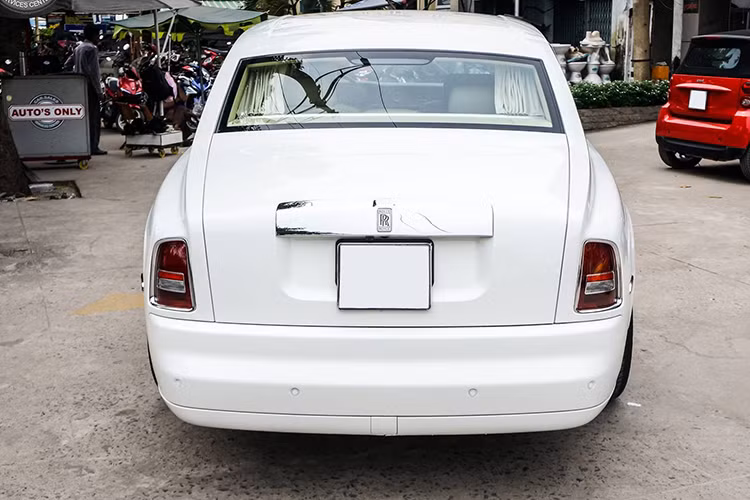 Mẫu siêu xe sang này khi được rao bán thì đồng hồ ODO dừng lại ở mức 22.689 km qua thời gian 07 năm sử dụng (nếu tính thời điểm đăng ký là 2010) căn cứ theo đó, trung bình mổi năm xe sang này chỉ lăn bánh khoảng 3.241 km, có thể nói nó được chủ nhân của mình sử dụng rất ít.