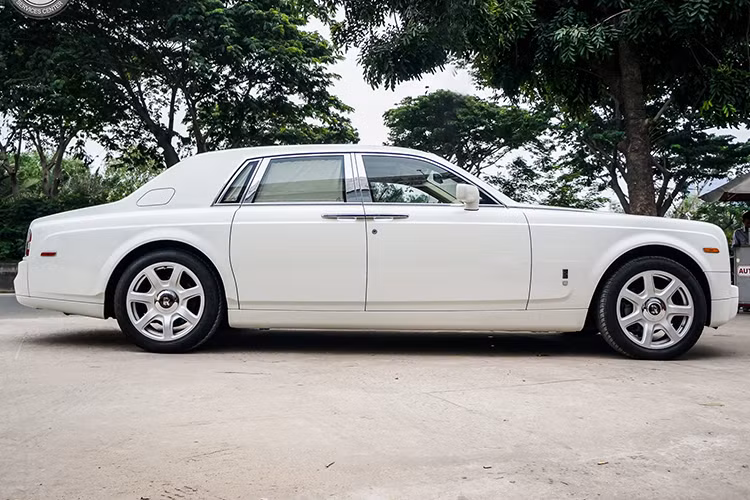Vào thời điểm 2008, một chiếc xe sang Rolls-Royce Phantom được đưa về nước có thể chạm mức giá lên đến 1,6 triệu USD (tương đương 26 tỷ đồng vào thời điểm năm 2008) hoặc hơn thế. Tại thời điểm này, mẫu xe đã qua sử dụng có mức giá rẻ hơn rất nhiều so với mức giá ban đầu.