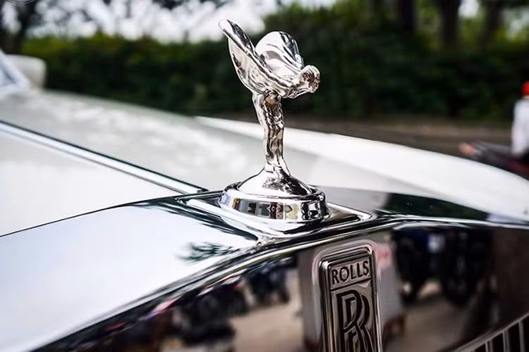 Các chi tiết ở nội thất là một quá trình chế tạo phức tạp và tỉ mỉ. Sau thời gian gần 10 năm sử dụng, siêu sang vẫn trong tình trạng hoàn hảo và các chi tiết ngoại thất như lưới tản nhiệt mạ crôm được làm hoàn toàn bằng tay, bộ mâm hợp kim đa chấu với biểu tượng RR luôn đứng thẳng dù bánh xe xoay, đèn pha phía trước và đèn hậu... tất cả còn rất mới.