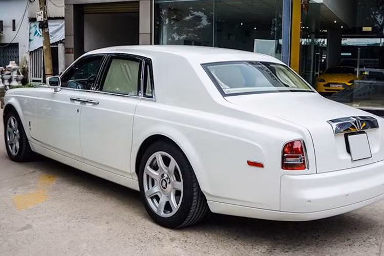 Ở phía sau, đuôi xe thiết kế lớn với tay mở cốp được mạ crom sáng bóng đầy sang trọng. Cụm đèn hậu được ví như “viên ngọc quý” có thiết kế tinh tế, ống xả kép đặt đối xứng 2 bên. Mâm xe có kích thước lên tới 22 inch.