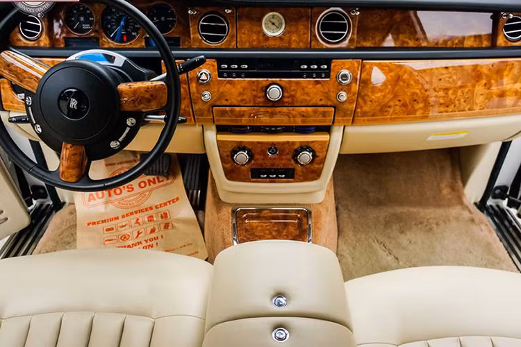 Nội thất xe với bộ ghế da bò thuộc loại hảo hạng chủ yếu nhập khẩu từ Đức. Các nghệ nhân ở nhà máy Goodwood của Rolls-Royce luôn sử dụng loại da được lấy từ bò đực thay vì da bò cái có những mảng mỏng hơn so với phần còn lại (phần vú) nên chất lượng và độ dai của da kém hơn.