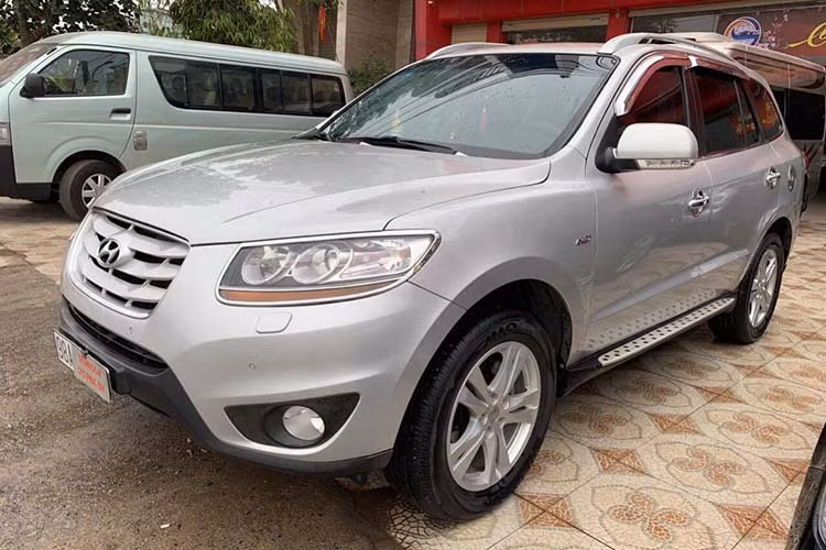 Những mẫu xe Hyundai SantaFe cũ, phiên bản nội địa Hàn Quốc rất được ưa chuộng ở thời điểm mới ra mắt thị trường Việt Nam vào khoảng 2008 - 2010. Sau thông tư 20, khách hàng Việt Nam không còn cơ hội được sở hữu những mẫu xe như thế này, thay vào đó phải lựa chọn các phiên bản SantaFe đời mới do Hyundai Thành Công phân phối.