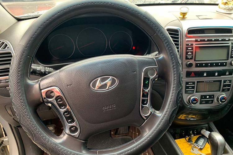 Ngoài ra, xe còn được trang bị ương chiếu hậu điều chỉnh điện, tự động điều chỉnh khi cài số lùi. Đèn pha và gạt mưa tự động. Điều hòa độc lập 2 vùng. Hai ghế trước điều khiển điện với chức năng nhớ hai vị trí và sưởi. Hệ thống giải trí gồm đầu CD 6 đĩa tương thích MP3, có đầu cắm USB, iPod và kết nối Bluetooth...