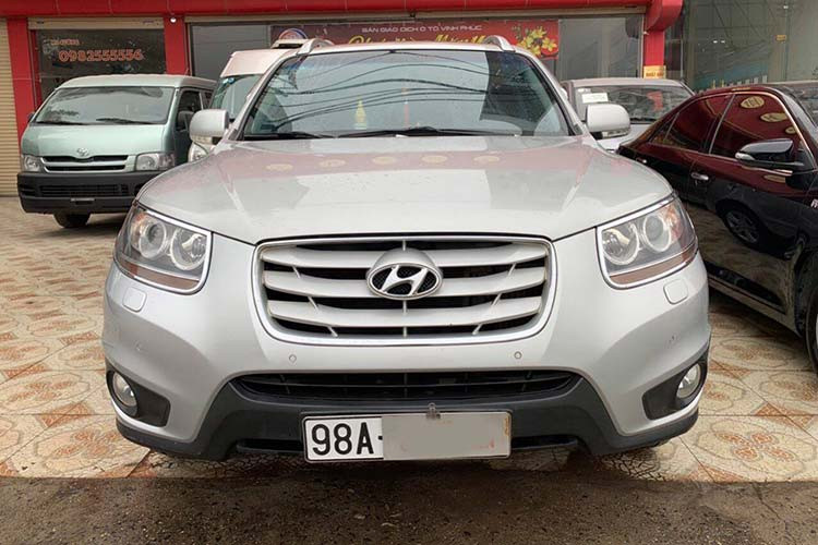 Chiếc xe Hyundai SantaFe đời 2009 này vào thời điểm đó được trang bị động cơ dầu 2 lít tích hợp công nghệ tăng áp turbin điện tử eVGT so với công nghệ VGT thường của đời cũ. Công suất 184 mã lực, mô-men xoắn cực đại 392 Nm. Hộp số của xe là loại tự động 6 cấp.