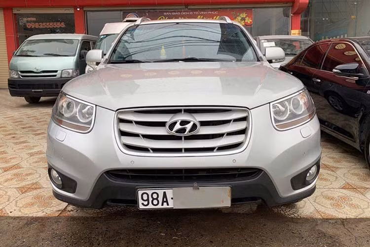 Chiếc xe Hyundai SantaFe đời 2009 này vào thời điểm đó được trang bị động cơ dầu 2 lít tích hợp công nghệ tăng áp turbin điện tử eVGT so với công nghệ VGT thường của đời cũ. Công suất 184 mã lực, mô-men xoắn cực đại 392 Nm. Hộp số của xe là loại tự động 6 cấp.