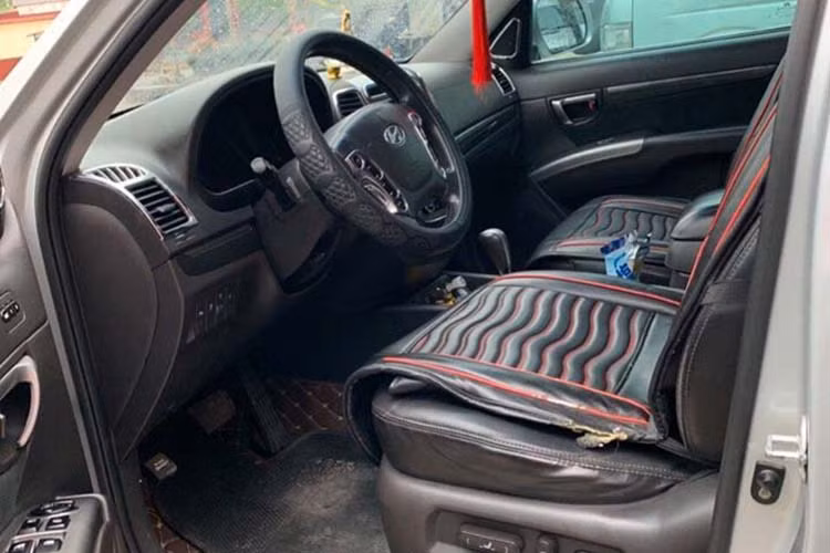 Các công nghệ an toàn gồm chống bó cứng phanh ABS, phân bổ lực phanh điện tử EBD, cân bằng điện tử VDC, hai túi khí hàng ghế trước. Camera lùi được tích hợp ngay trên gương chiếu hậu bên trong. Hệ thống cảm biến báo hiệu khoảng cách cho cả phía trước và sau, rửa kính tự động...