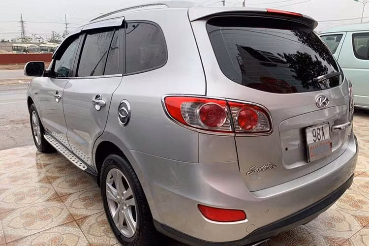 Ở thời điểm 2009, chiếc giá xe Hyundai SantaFe SLX hơn 52.000 USD (tương đương khoảng 1,58 tỷ đồng). Sau khoảng gần 10 năm sử dụng, mẫu xe này trên thị trường xe ôtô cũ tại Việt Nam vẫn khá được nhiều người săn lùng để mua về sử dụng. Mức giá xe cũ trên thị trường của Hyundai SantaFe 2009 máy dầu từ khoảng 620 đến 680 triệu đồng.