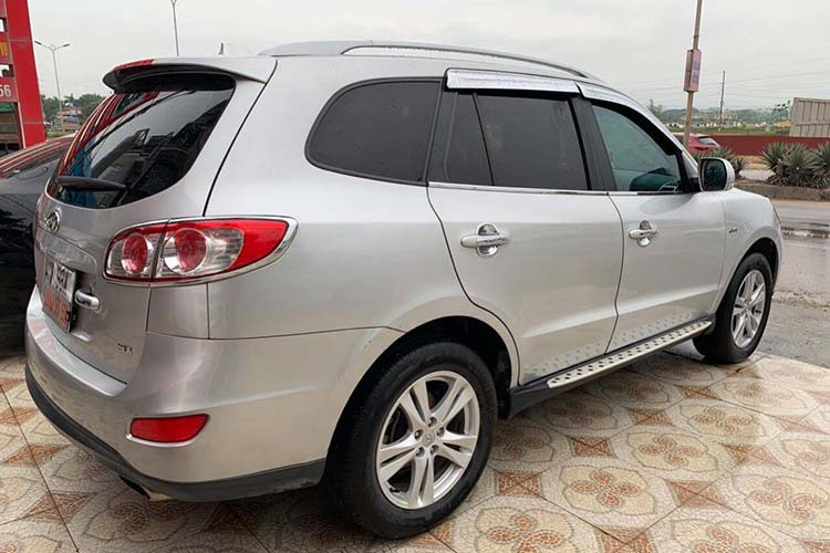 Đây là chiếc Hyundai SantaFe SLX 2009, được nhập khẩu với hình thức tư nhân, không phải xe chính hãng. Đồng thời đây là phiên bản nội địa rất được yêu thích tại Việt Nam cho đến cả hiện nay. Theo nhiều người dùng đánh giá đây vẫn là mẫu xe bền bỉ, chạy tốt và ít hỏng vặt.
