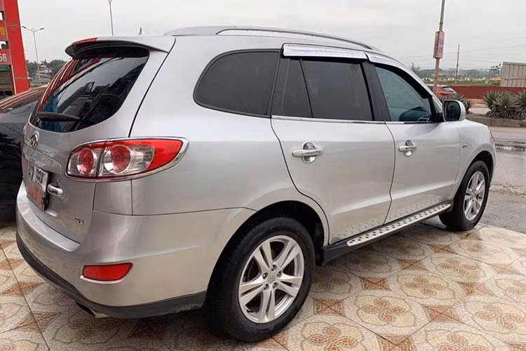 Đây là chiếc Hyundai SantaFe SLX 2009, được nhập khẩu với hình thức tư nhân, không phải xe chính hãng. Đồng thời đây là phiên bản nội địa rất được yêu thích tại Việt Nam cho đến cả hiện nay. Theo nhiều người dùng đánh giá đây vẫn là mẫu xe bền bỉ, chạy tốt và ít hỏng vặt.