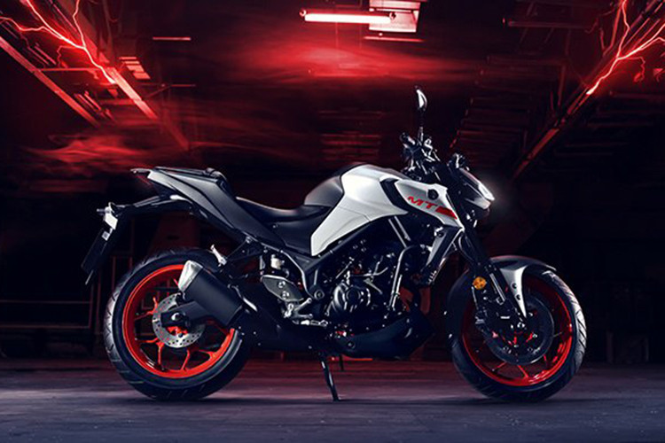 Mới đây, kênh Youtube của Yamaha Motor Europe vừa đăng tải đoạn video mới chính thức ra mắt phiên bản facelift của mẫu xe môtô naked-bike Yamaha MT-03 hoàn toàn mới với những nâng cấp ngầu hơn về mặt ngoại hình, cũng như một vài trang bị nhỏ.