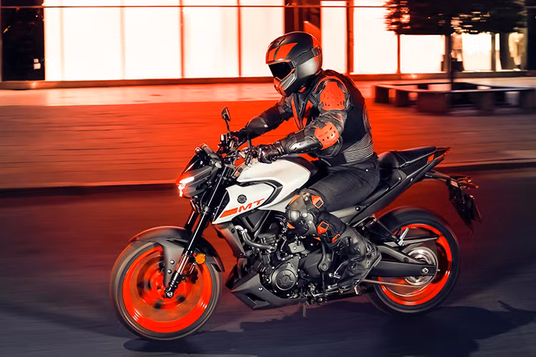 Được biết, Yamaha MT-03 2020 sẽ có 3 tùy chọn màu cơ bản, bao gồm màu Đen, màu Xanh Xám và màu Trắng Cam. Với các nâng cấp về mặt trang bị và thiết kế, giá xe Yamaha MT-03 phiên bản mới dự kiến sẽ tăng thêm đôi chút so với thế hệ Yamaha MT-03 hiện tại.