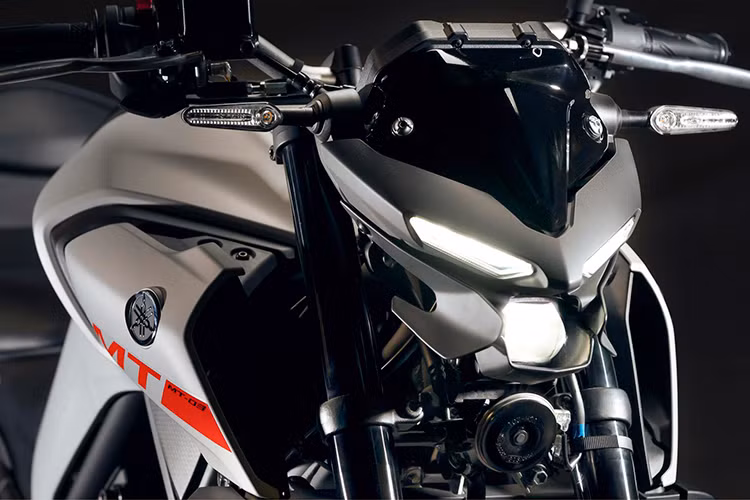 Đèn pha của xe ứng dụng công nghệ LED dạng Projector giúp khả năng gom sáng tốt hơn, phía trên là cặp đèn định vị LED tạo hình như đôi mắt. Hai bên đèn pha của xe có thêm ốp nhựa, giúp tạo cảm giác liền lạc và cứng cáp hơn so với đầu đèn trên Yamaha MT-15. Cặp đèn xinhan trước được bố trí hai bên đầu đèn, có kích thước được thu gọn.