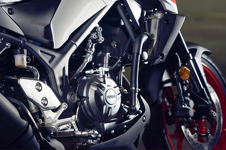 Về mặt trang bị, Yamaha MT-03 2020 được bổ sung các trang bị hiện đại và cao cấp hơn. Phải kể đến đầu tiên là phuộc trước hành trình ngược giúp tăng hiệu năng vận hành cũng như thẩm mỹ. Xe cũng được trang bị màn hình kỹ thuật số hoàn toàn hiển thị đa thông tin, hiện đại hơn so với đồng hồ analog kết hợp màn hình LCD nhỏ ở thế hệ trước.