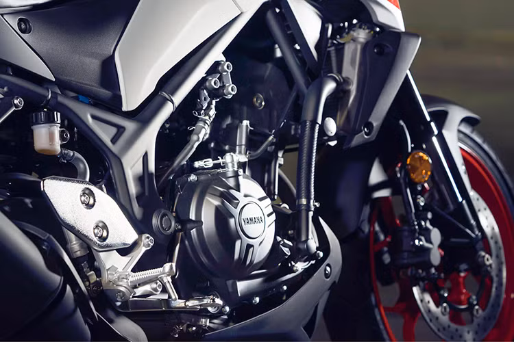 Về mặt trang bị, Yamaha MT-03 2020 được bổ sung các trang bị hiện đại và cao cấp hơn. Phải kể đến đầu tiên là phuộc trước hành trình ngược giúp tăng hiệu năng vận hành cũng như thẩm mỹ. Xe cũng được trang bị màn hình kỹ thuật số hoàn toàn hiển thị đa thông tin, hiện đại hơn so với đồng hồ analog kết hợp màn hình LCD nhỏ ở thế hệ trước.