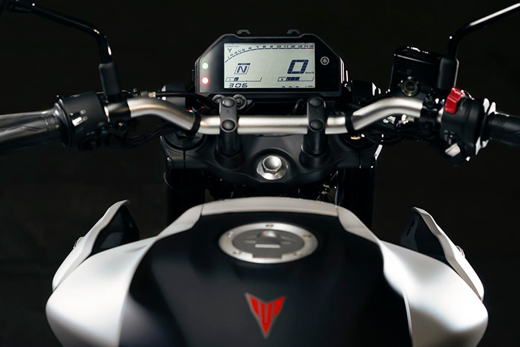 Tiếp đến, bình xăng của Yamaha MT-03 2020 mới cũng có ngoại hình được cải tiến. Tổng thể vẫn giữ nét cơ bắp, xếp chồng lên cánh gió ốp ở hai bên. Logo của hãng xe máy Yamaha cùng tên xe được bố trí nổi bật ở hai bên cánh gió, trong khi logo biểu tượng dòng naked-bike MT-Series lại được bố trí ở ốp giữa bình xăng.