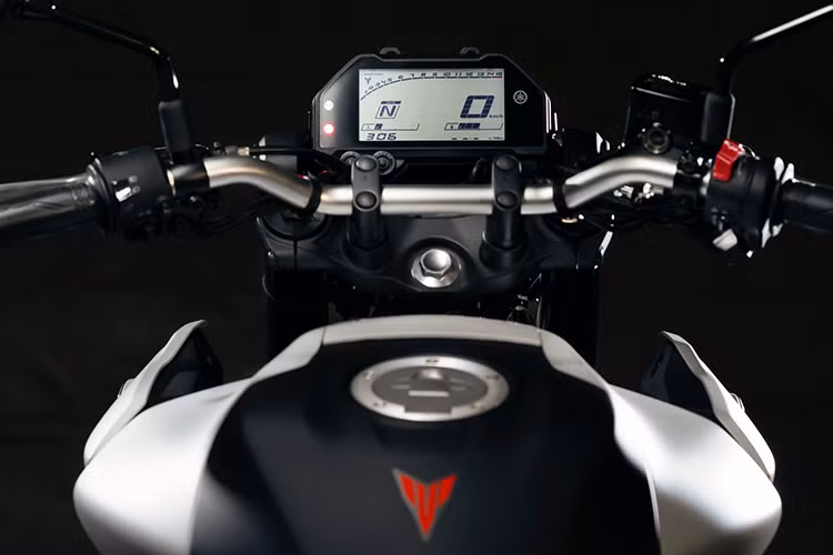 Tiếp đến, bình xăng của Yamaha MT-03 2020 mới cũng có ngoại hình được cải tiến. Tổng thể vẫn giữ nét cơ bắp, xếp chồng lên cánh gió ốp ở hai bên. Logo của hãng xe máy Yamaha cùng tên xe được bố trí nổi bật ở hai bên cánh gió, trong khi logo biểu tượng dòng naked-bike MT-Series lại được bố trí ở ốp giữa bình xăng.