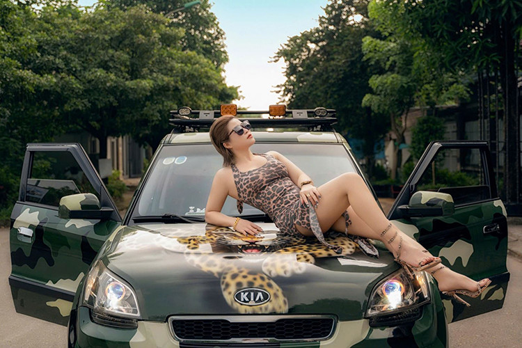 Dù nghấp nghé bước sang tuổi U50, nữ chủ nhân của chiếc Kia Soul đời 2029 này vẫn giữ vững phong cách trẻ trung, không kém phần nổi bật so với những cô gái tuổi đôi mươi. Không chỉ tạo điểm nhấn cùng chiếc xe, phong cách thời trang của chị cũng luôn thu hút sự chú ý tại phòng tập Gym của mình. 