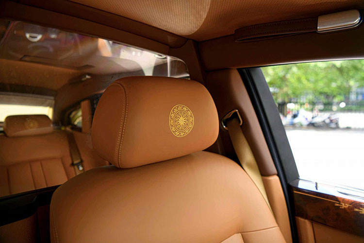 Được biết, đơn vị đấu giá thành công chiếc Rolls-Royce Phantom Sacred Fire cũng đã đấu giá luôn chiếc xe Rolls-Royce Ghost "mạ vàng" từng của ông Trịnh Văn Quyết nhưng nhanh chóng đã bán lại cho khách hàng khác.