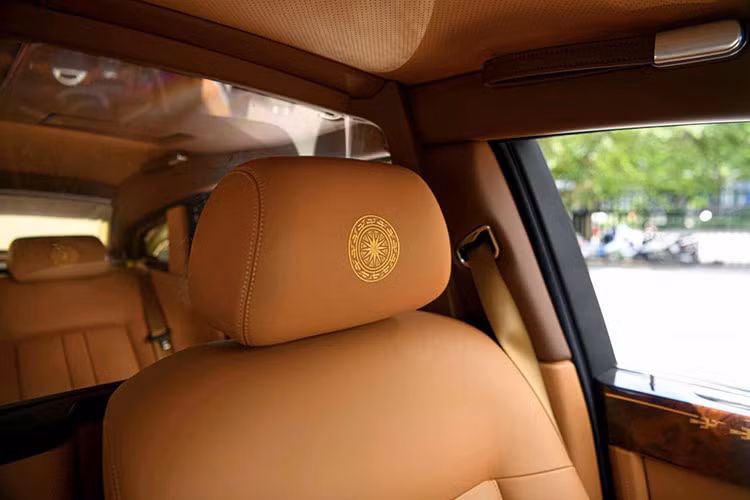 Được biết, đơn vị đấu giá thành công chiếc Rolls-Royce Phantom Sacred Fire cũng đã đấu giá luôn chiếc xe Rolls-Royce Ghost "mạ vàng" từng của ông Trịnh Văn Quyết nhưng nhanh chóng đã bán lại cho khách hàng khác.
