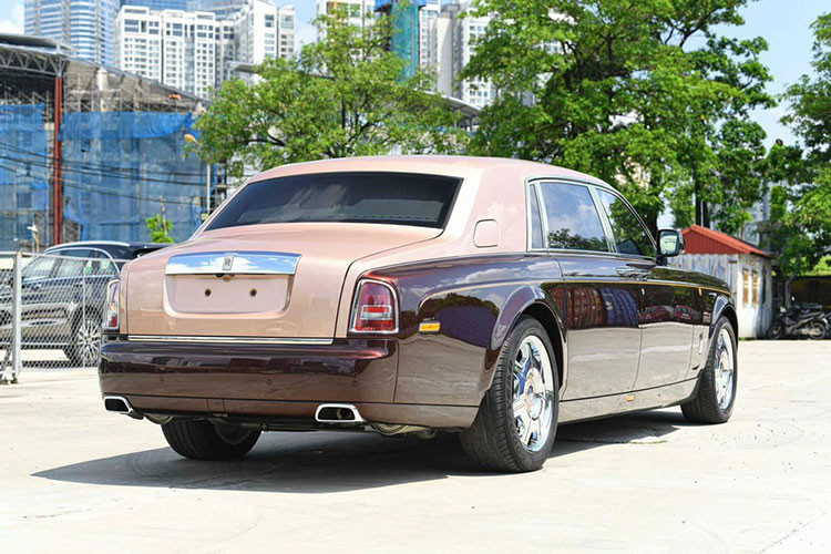 Thông tin đã sở hữu Rolls-Royce Lửa Thiêng được chính đơn vị showroom chuyên mua bán xe sang ở Hà Nội tiết lộ nhưng họ không chia sẻ đấu giá thành công chiếc xe này với số tiền bao nhiêu.