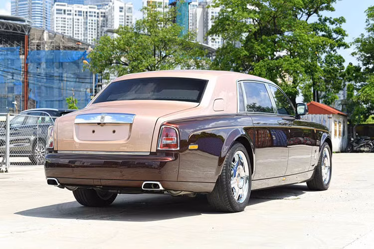 Thông tin đã sở hữu Rolls-Royce Lửa Thiêng được chính đơn vị showroom chuyên mua bán xe sang ở Hà Nội tiết lộ nhưng họ không chia sẻ đấu giá thành công chiếc xe này với số tiền bao nhiêu.