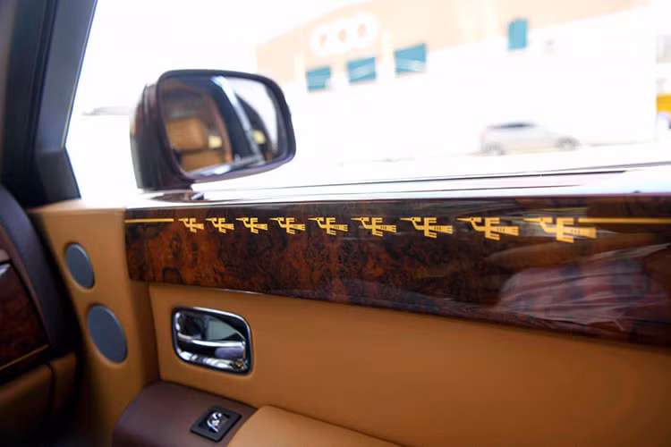 Như vậy, sau 7 lần đấu giá, cuối cùng chiếc xe siêu sang Rolls-Royce Phantom Sacred Fire cũng đã có người mua, tuy nhiên, vẫn chưa rõ hiện tại có đại gia nào để mắt đến chiếc Rolls-Royce Phantom Lửa thiêng này hay không.