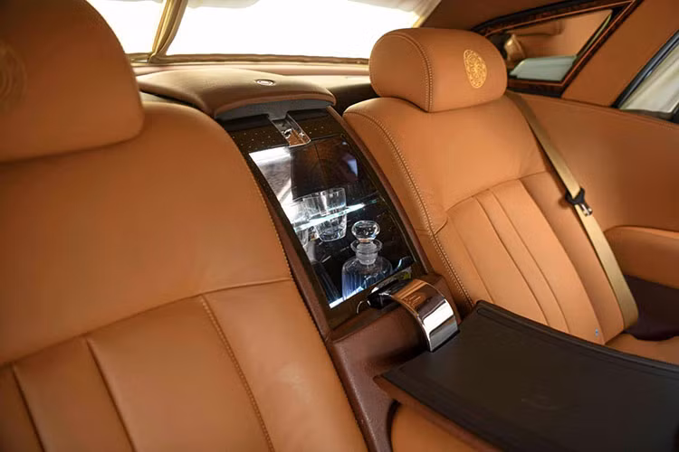 Rolls-Royce Phantom Sacred Fire được ông Quyết đặt mua chính hãng, xe nằm trong bộ sưu tập Đông Sơn chỉ sản xuất đúng 6 chiếc dành riêng cho thị trường Việt Nam nhưng chỉ có 1 xe Rolls-Royce Phantom Lửa thiêng ra đời.