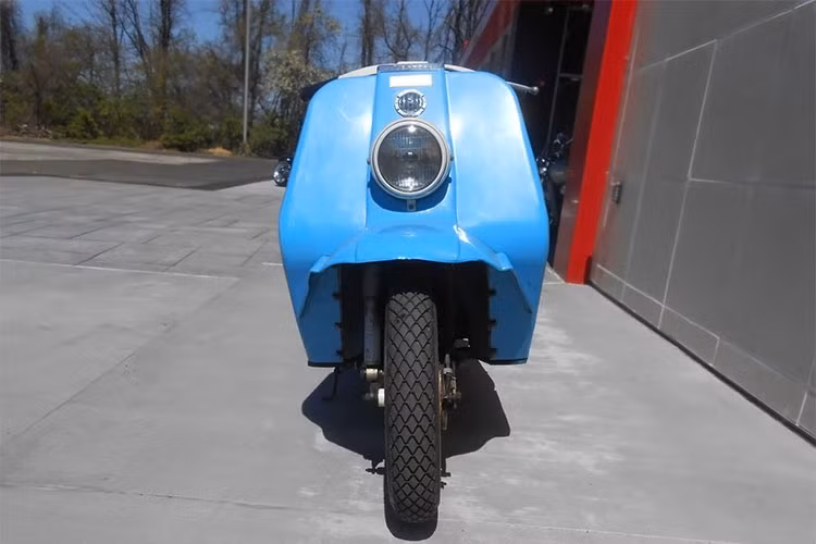 Phần đầu xe sở hữu đèn pha tròn cổ điển với bóng halogen, yếm xe liền với chắn bùn rộng rãi, tay lái được thiết kế ngang dạng nhôm. Các phụ kiện đi kèm gồm kính chắn gió, gác để đồ phía trước và sau... với thiết kế độc đáo và đầy cá tính.