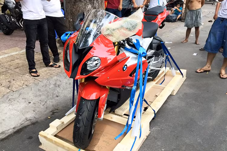 Động cơ vẫn là loại 1.000 phân khối 4 xi-lanh làm mát bằng dung dịch, nhưng công suất nâng thêm 6 mã lực, từ 193 lên 199 mã lực.