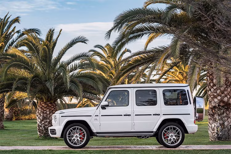 Trên mẫu xe địa hình Mercedes-AMG G63 2019 cũng được hãng xe Đức thay đổi một loạt các chi tiết ngoại thất. Ngoài bộ bodykit đậm chất AMG, chiếc xe còn có bộ la-zăng 22 inch 7 cánh kép cùng cùm phanh đỏ nổi bật, lưới tản nhiệt nan dọc Panamericana, đèn pha LED bo tròn.