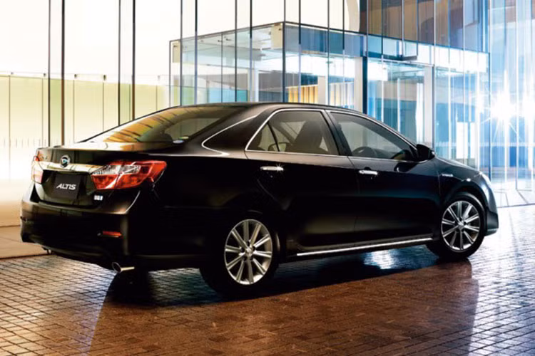 Nếu chỉ nhìn ngang thân xe, chắc chắn nhiều người nhầm nó với Toyota Camry mới, điểm khác biệt của mẫu xe này chỉ nằm ở logo của Daihatsu ở lưới tản nhiệt trên thay vì Toyota và thiết kế của bộ vành la-zăng. Bên cạnh đó, Daihatsu Altis cũng được trang bị lưới tản nhiệt dưới với các thanh ngang kéo dài đến tận 2 góc cản va, tích hợp đèn sương mù. 