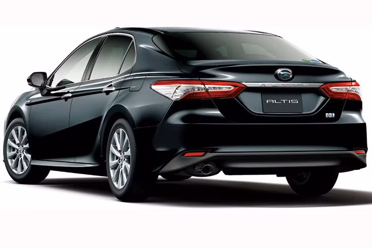 Về an toàn, Daihatsu Altis được trang bị hệ thống Toyota Safety Sense P như Camry Hybrid 2018, bao gồm phanh khẩn cấp tự động tích hợp tính năng phát hiện người đi bộ, hệ thống kiểm soát hành trình thích ứng, cảnh báo chuyển làn đường, kiểm soát vô lăng và cảnh báo giao thông phía sau.