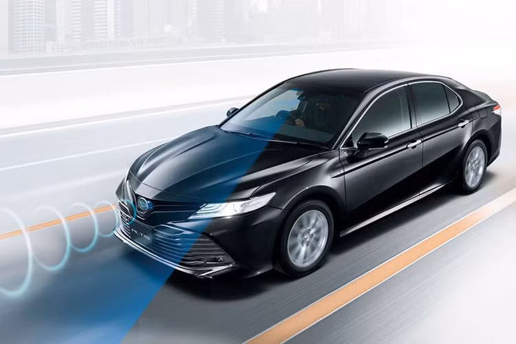 Lưới tản nhiệt này cuả mẫu xe này được thiết kế theo ngôn ngữ "Keen Look" của hãng xe ôtô Toyota. Bên trên cũng là cụm đèn pha bi-LED hiện đại. Đằng sau Daihatsu Altis cũng xuất hiện cụm đèn pha LED thanh mảnh. Nối giữa đèn hậu là thanh kim loại với dòng chữ "Altis" thay vì "Camry". Bên trên thanh kim loại này là logo của hãng Daihatsu.