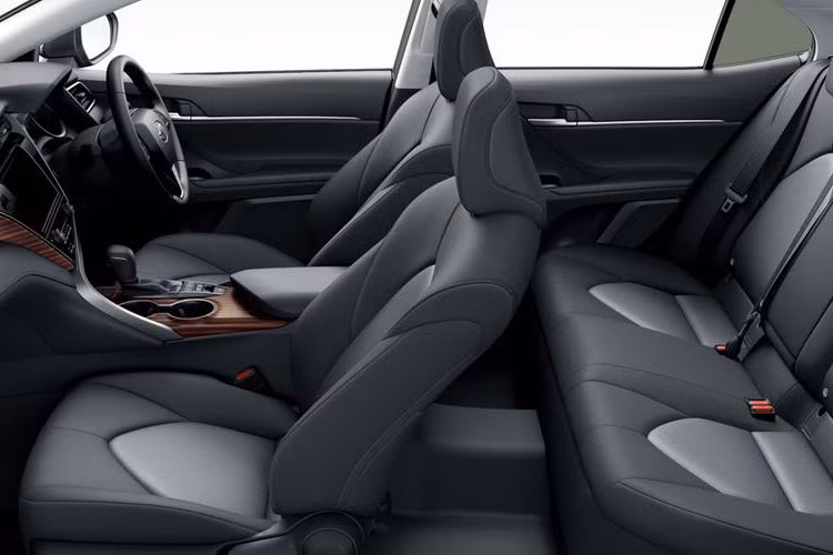 Những trang bị tiêu chuẩn của Daihatsu Altis tại thị trường Nhật Bản bao gồm đèn pha/sương mù/hậu dạng LED, bộ vành hợp kim 17 inch, mở cửa không cần chìa khóa, nút bấm khởi động máy, màn hình đa thông tin 7 inch, ghế bọc nỉ, ghế lái chỉnh điện 8 hướng, điều hòa không khí tự động 2 vùng và dàn âm thanh 6 loa.