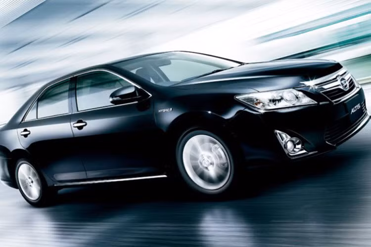 Có vẻ như Camry phiên bản riêng của Daihatsu được đặt tên theo dòng sedan cỡ nhỏ Altis quen thuộc với người tiêu dùng Đông Nam Á nói chung và Việt Nam nói riêng. Nếu cảm thấy ngạc nhiên thì bạn cần biết rằng Daihatsu là một nhãn hiệu con thuộc tập đoàn xe hơi Toyota, Nhật Bản.